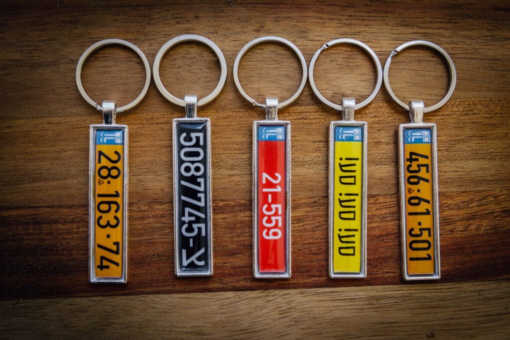 מחזיק מפתחות בצורת לוחית רישוי – בול כמו המקור.